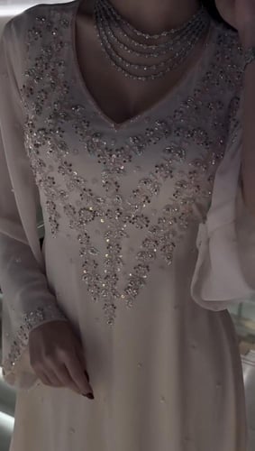 فستان سهرة كريب مطرز بورود مع شال شيفون