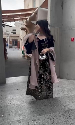 فستان سهرة كريب مطرز بورود مع شال شيفون