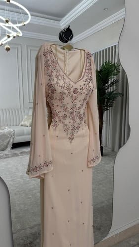 فستان سهرة كريب مطرز بورود مع شال شيفون