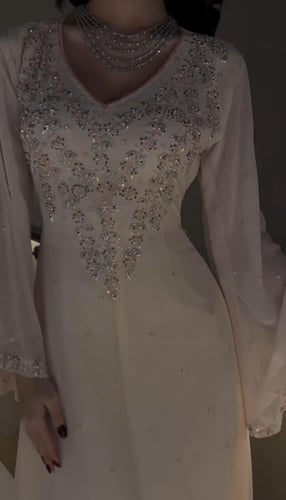 فستان سهرة كريب مطرز بورود مع شال شيفون