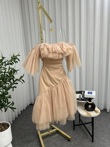 فستان قصير وانيق