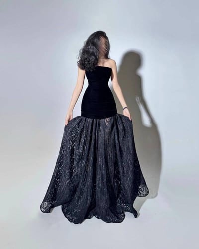 فستان اسود يجمع بين المخمل والدانتيل