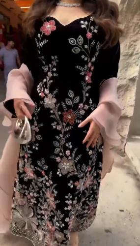 فستان سهرة كريب مطرز بورود مع شال شيفون