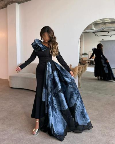 فستان كريب مع ذيل رسمه