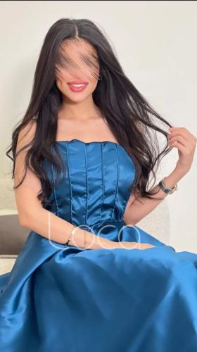 فستان تركوازي عاري الكتف