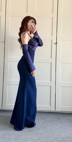 فستان اسود مع اكمام