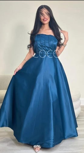 فستان تركوازي عاري الكتف