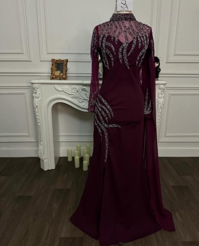 فستان دارين العنابي