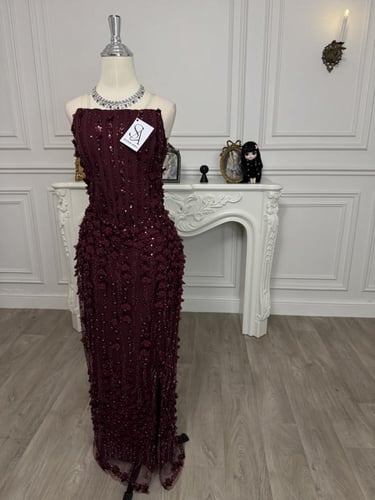 فستان دعاء البرغندي