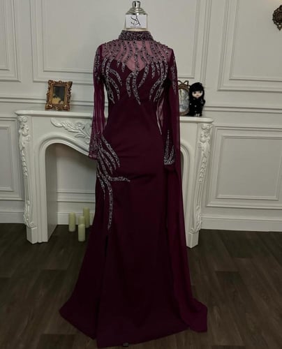 فستان دارين العنابي