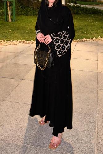 Abaya with puff sleeves made of royal fabric