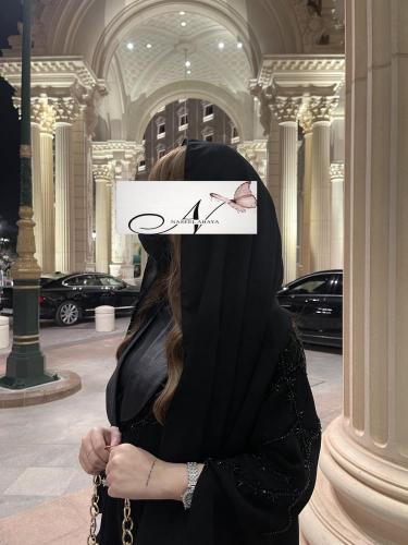فرح لاين | عباية بشك أسود يدوي فاخرة