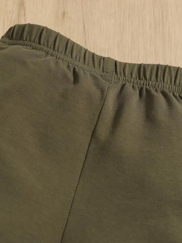 تيشيرت بطباعة استوائية وعبارة وشورت أطفال