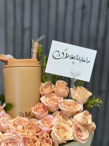 مق يوم التأسيس السعودي مع باقه ورد