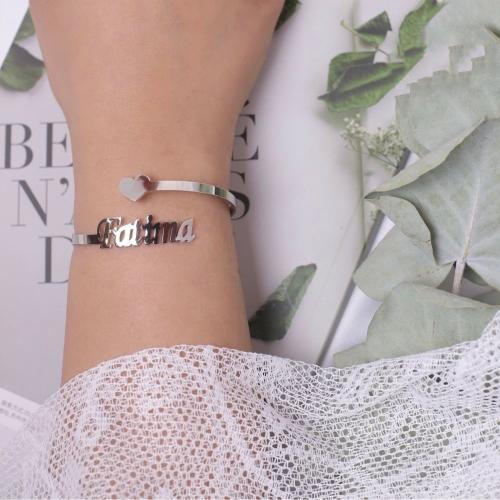 اسوار يد مع اسم بتصميم القلب