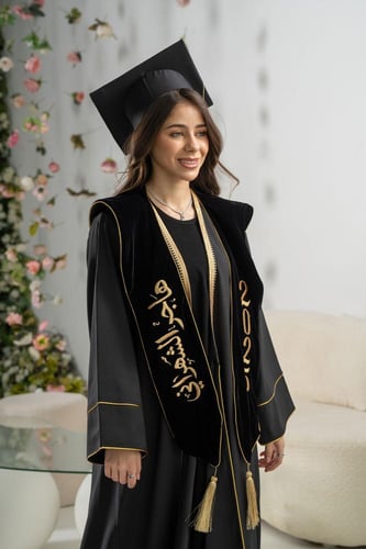 عباية تخرج من متجر غــيم