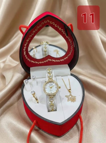 طقم سهرة متكامل بلمسة لؤلؤية كلاسيكية