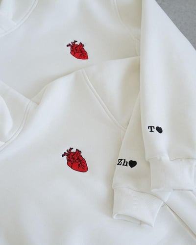 هودي القلب مطرز بحروف مخصصة