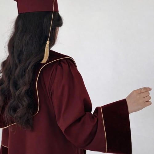 عباية تخرج برغندي مع وشاح برغندي مخمل