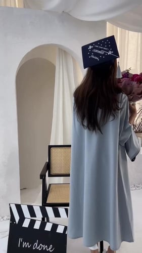 عباية تخرج 2025 قماش تفته بالاسم والعبارة وسنة الت...
