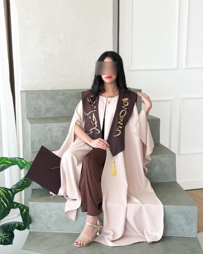 عبايات تخرج 2025 بالاسم والعبارة وسنة التخرج وشعار...