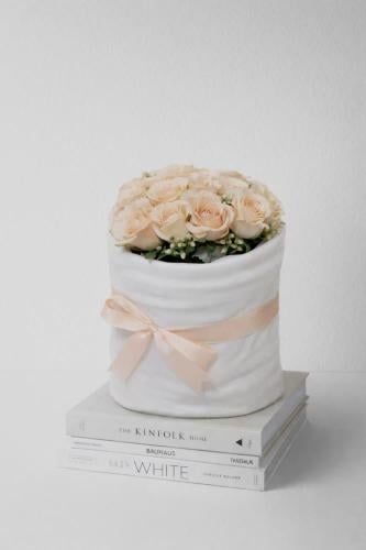 هودي ابيض مع باقة ورد رصاصي