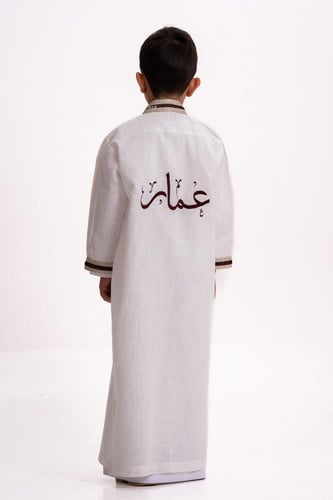 دقلة العيد مزينة بياقة طولية مطرزة