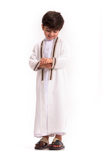 دقلة العيد مزينة بياقة طولية مطرزة