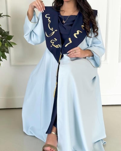 عباية تخرج 2025 لون بحري فاتح مع لون كحلي غامق