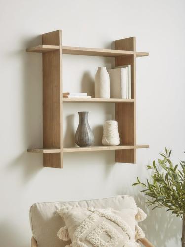 Open wall shelf with 3 levels