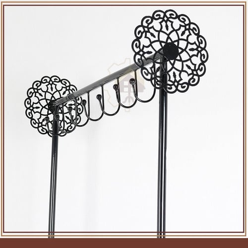 رف معدني لون أسود بتصميم مبتكر لعرض الملابس