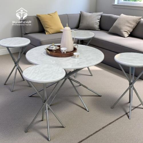 طقم طاولات ضيافة لون فضي سطح خشب ابيض بنقشة رخاميه