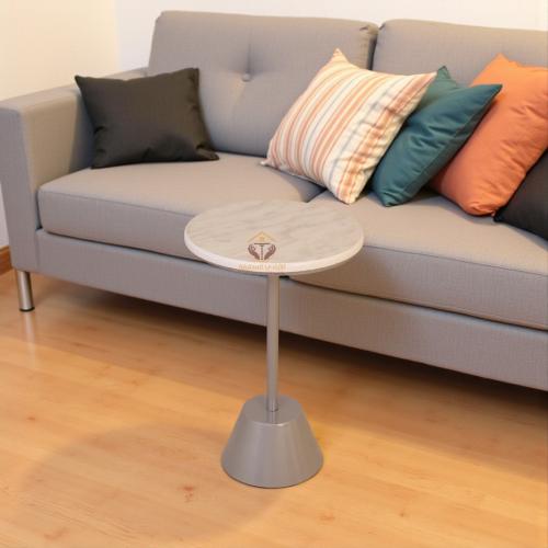 طاولة خدمة سطح خشب دائري وقاعدة لون فضي