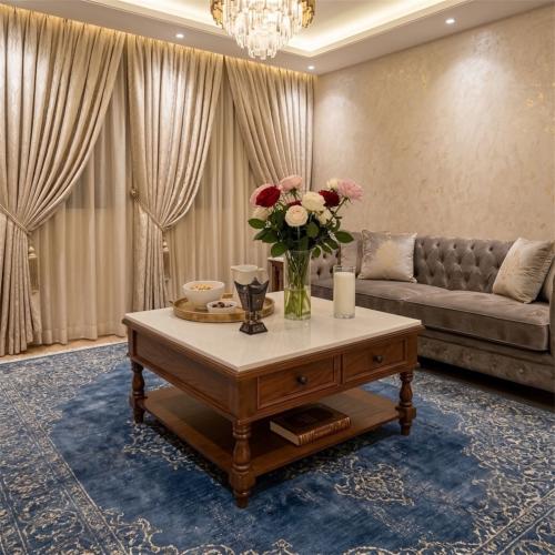 طاولة وسط مربعة من الخشب الطبيعي والرخام مع درجين...