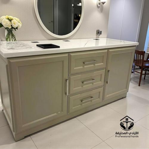 بار قهوة أنيق بمزيج متناغم من الخشب والرخام الصناع...