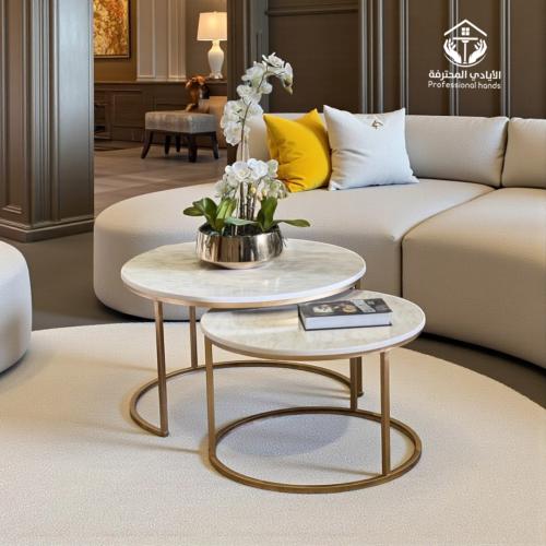 طقم طاولتين سطح خشب شكل رخام لون ذهبي