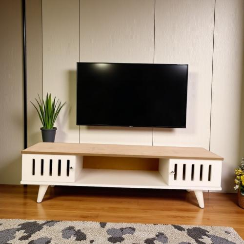 طاولة تلفزيون مودرن خشب MDF بلون أبيض وخشبي | تصمي...
