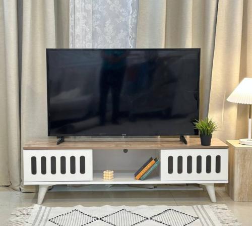 طاولة بلازما خشبية – تصميم عصري بمقاس 140 سم