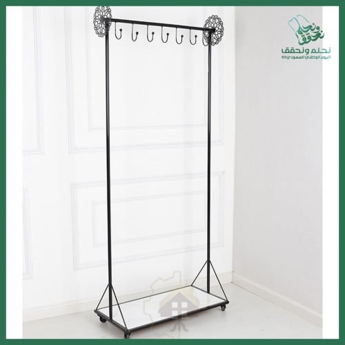 رف معدني لون أسود بتصميم مبتكر لعرض الملابس