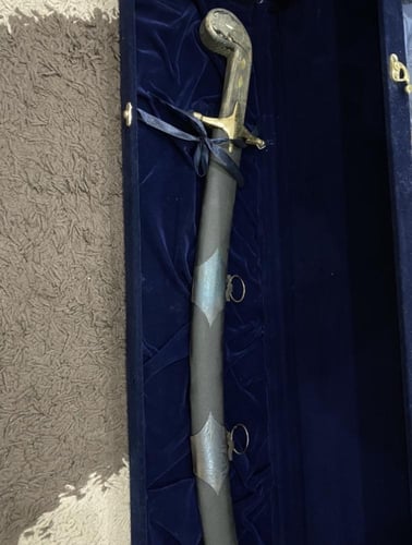 سيف مع صندوق