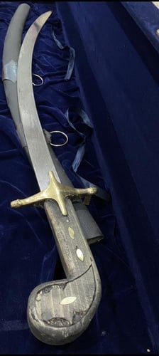 سيف مع صندوق