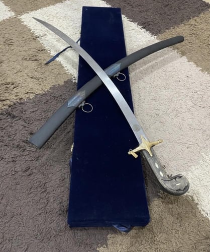 سيف مع صندوق