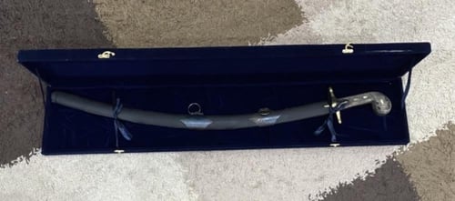 سيف مع صندوق