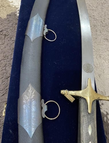 سيف مع صندوق