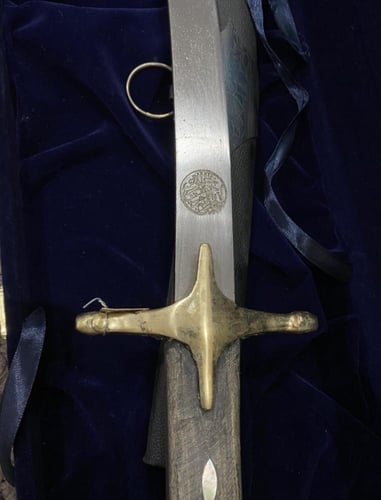 سيف مع صندوق