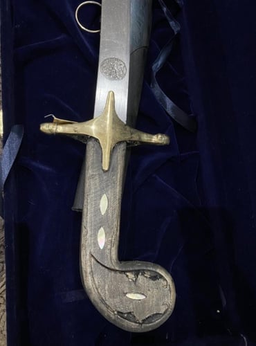 سيف مع صندوق