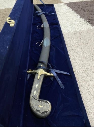 سيف مع صندوق