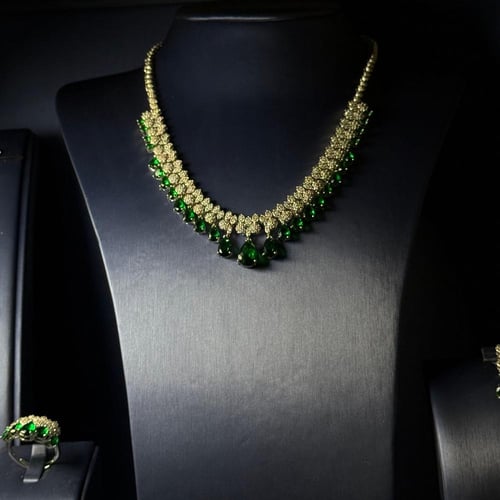 طقم انيق مستوحى من حجر الزمرد الطبيعي