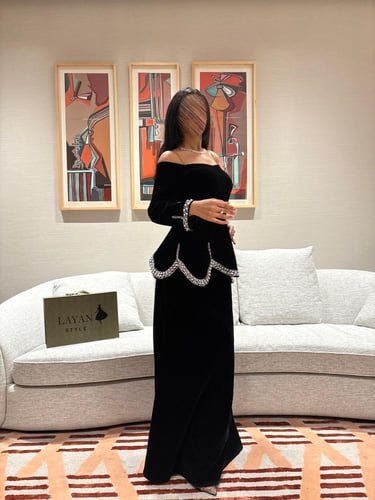 فستان اسود بأكمام