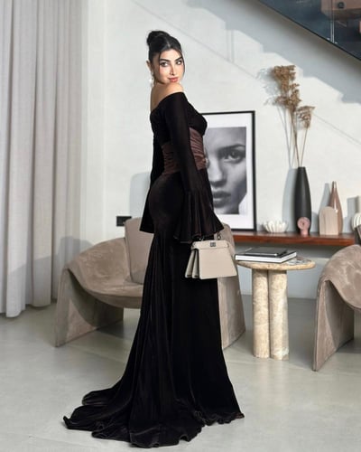 فستان انيق بكسرات على الخصر